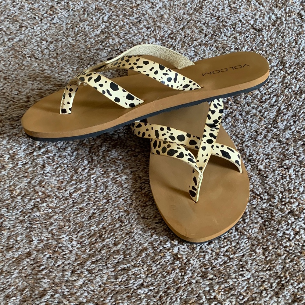 Volcom Women's Leopard Print Cross-Strap Flip Flop Sandals - Tan/Black - Picture 4 of 4